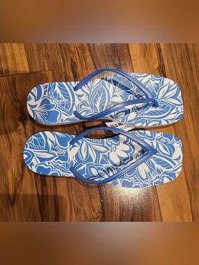 Old Navy Blue & White Floral Beach Flip Flops